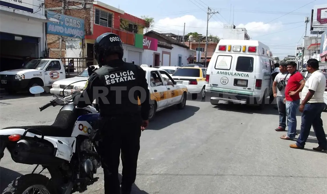 Atropella a peatón y luego huye