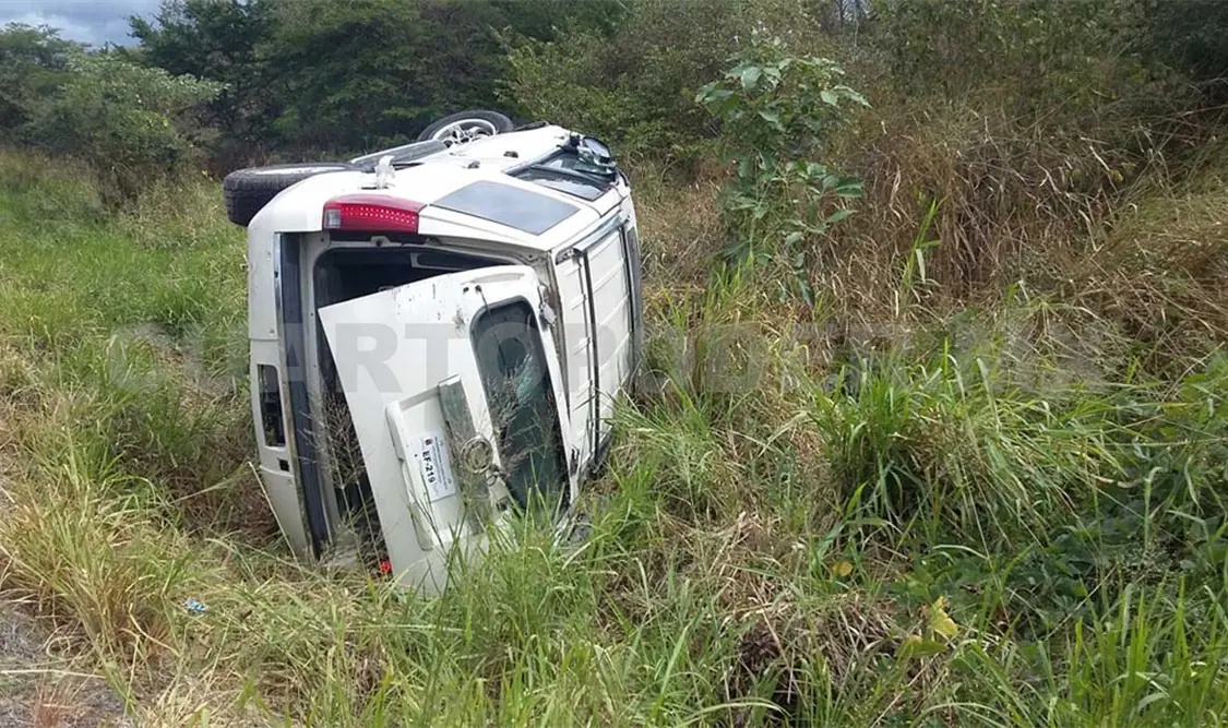 Vuelca camioneta; hay 6 lesionados