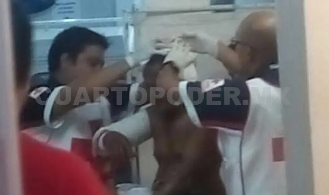 Atacan pitbulls a familia