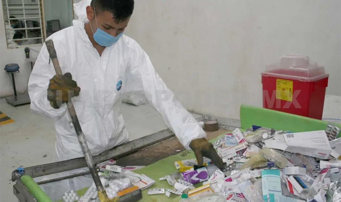 Con vestimenta blanca, cubrebocas, guantes y botas, los “soldados” realizan las labores de destrucción de lunes a sábado.