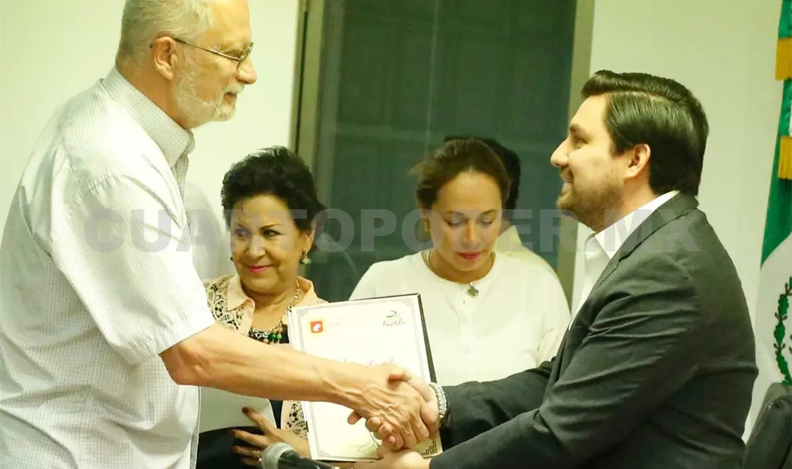 Castellanos Cal y Mayor hace entrega de reconocimientos en la capital chiapaneca. CP