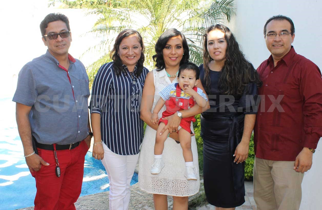 Maximiliano recibió el primer sacramento