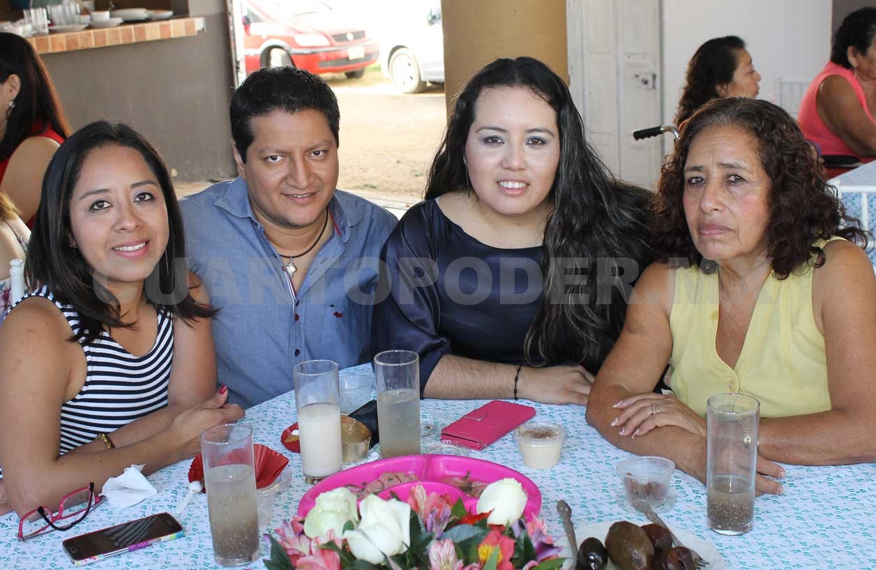 Maximiliano recibió el primer sacramento
