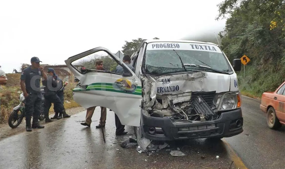 Un colectivo chocó contra un torton en la carretera San Fernando-Tuxtla.