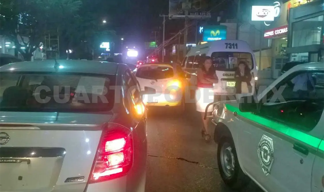 Los dos coches particulares, el colectivo involucrado y la patrulla. A. Alegría / CP