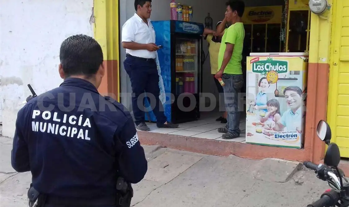 Policías estatales se movilizaron en el barrio San Francisco de Tuxtla Gutiérrez, donde se reportó un robo violento a comercio. Rafael Cabrera / CP