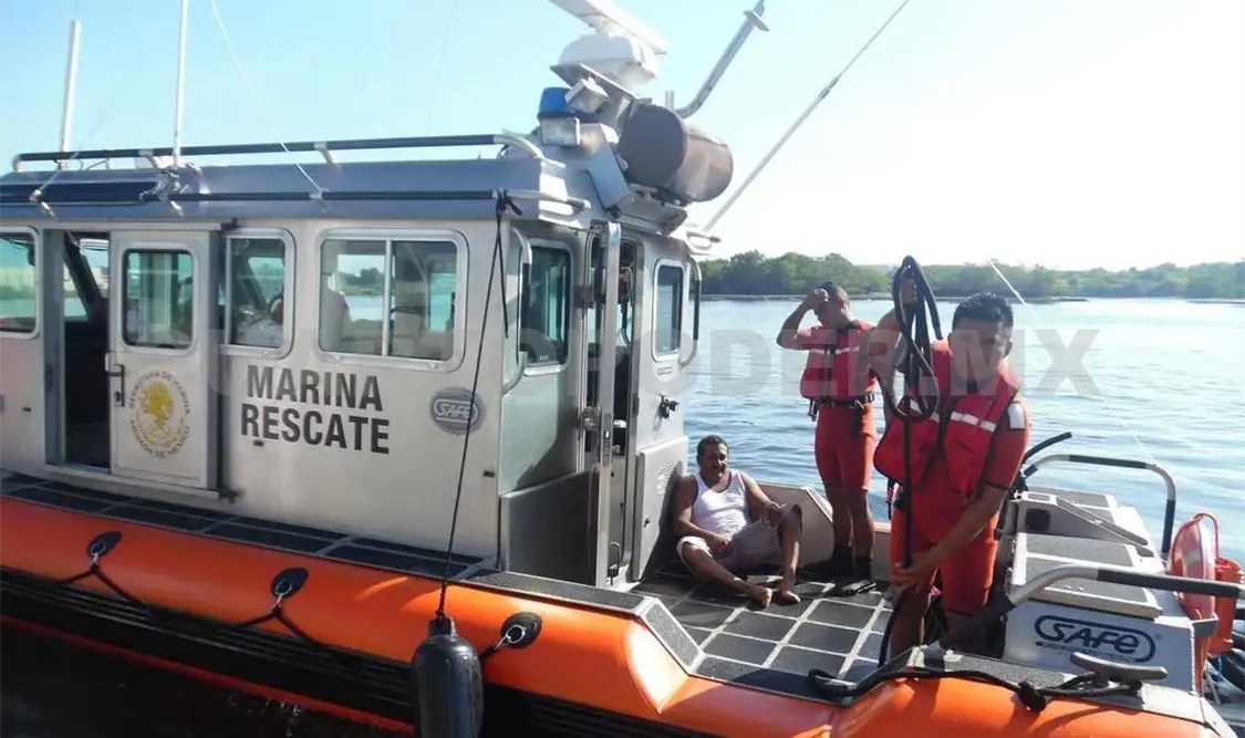 Rescatan marinos a bañista