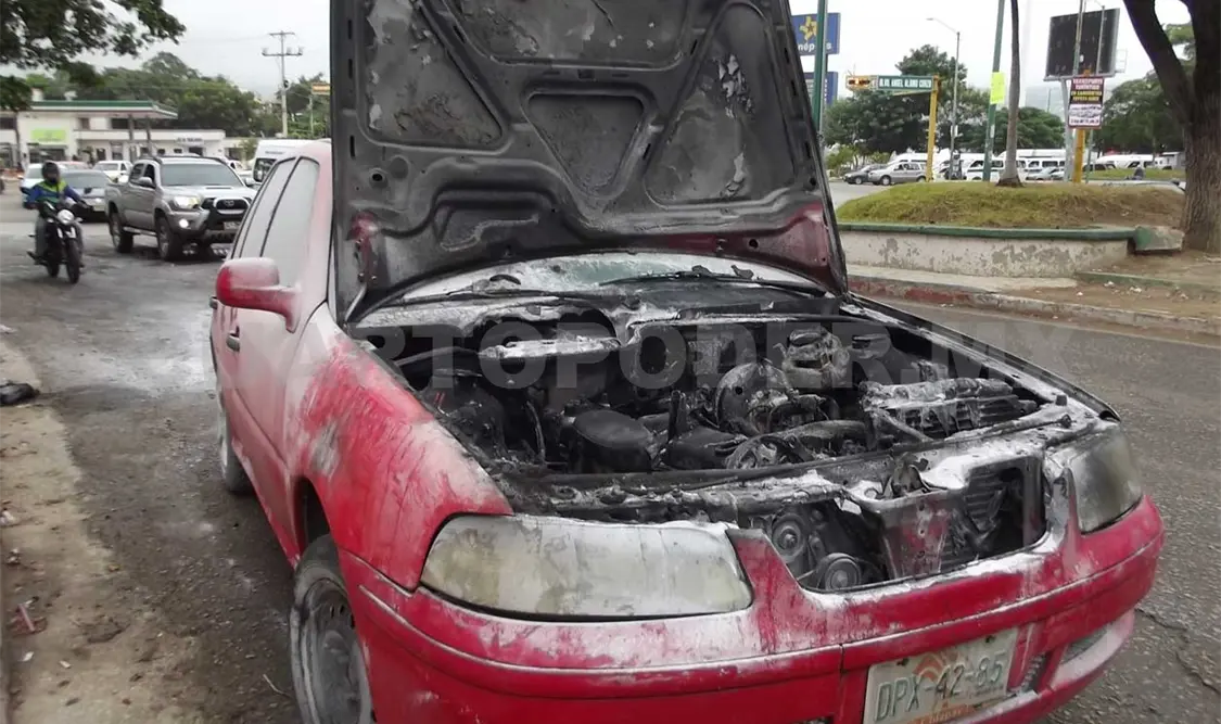 Arde su coche y le roban todo