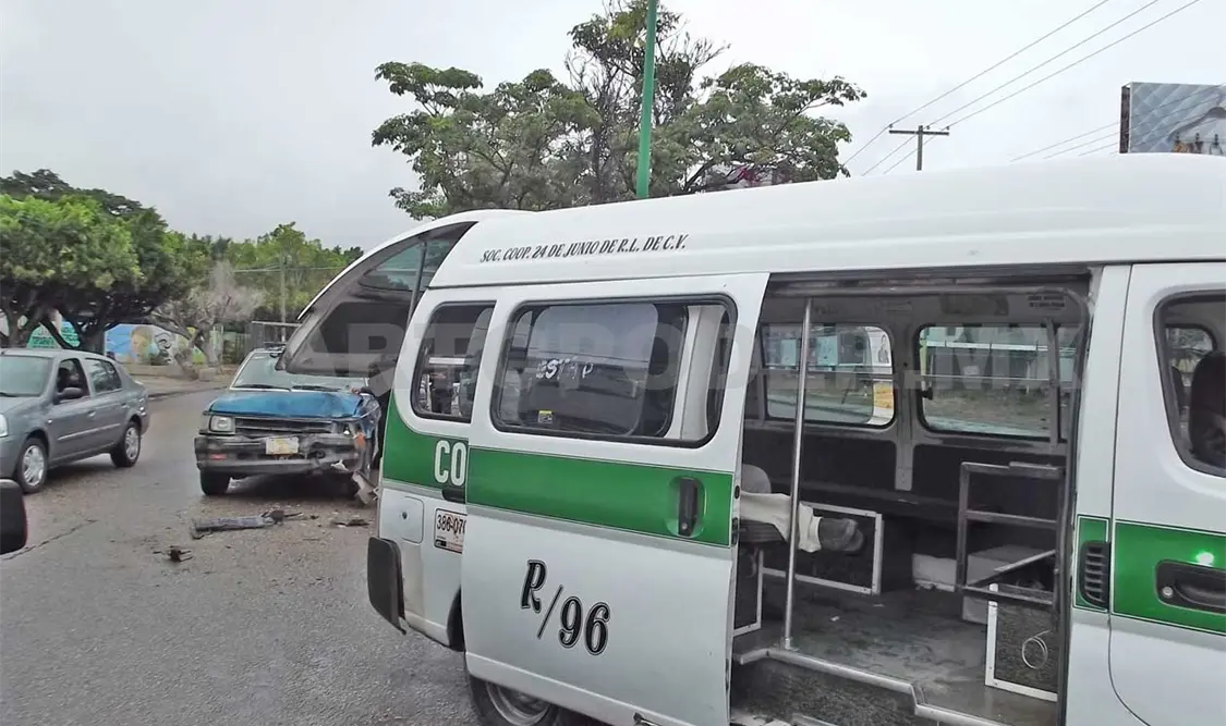Se incrusta camioneta en colectivo de la R-96