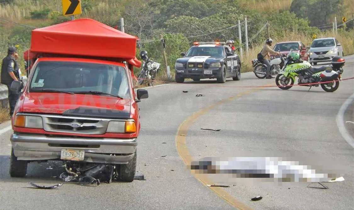 Muere tras chocar contra pick up
