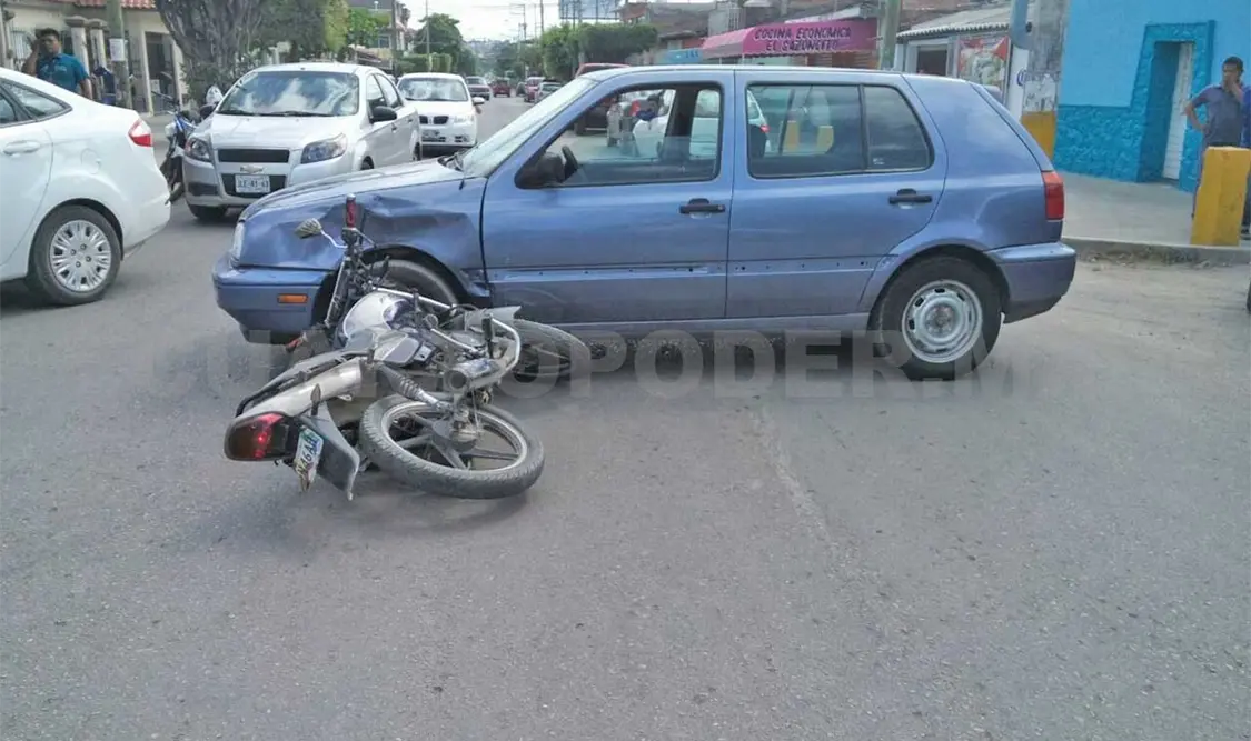 Niño estrella moto contra un coche