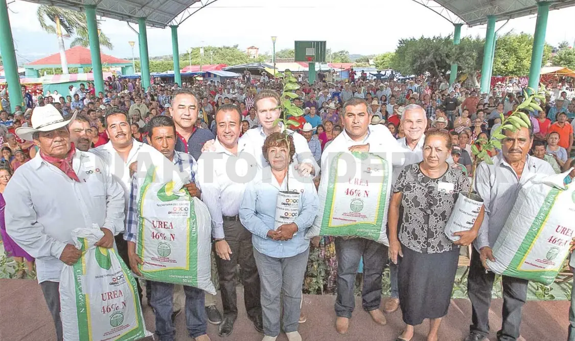 Velasco entrega apoyos a productores de Emiliano Zapata