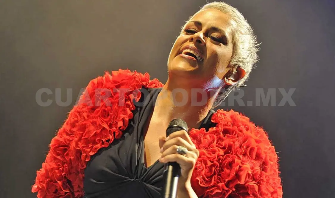 Eugenia León recibe premio a la excelencia musical