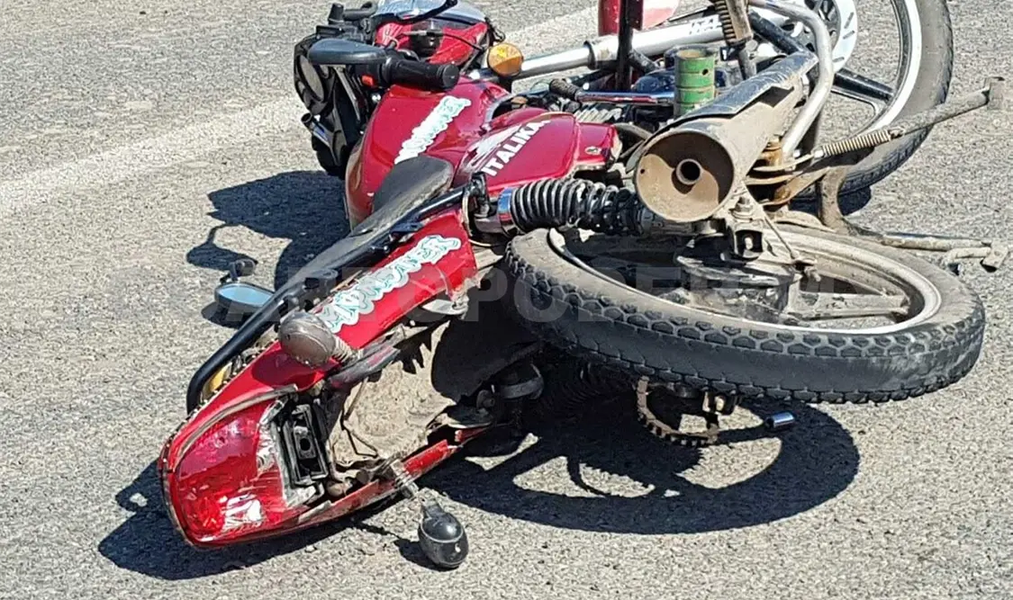 Muere motociclista impactado por taxi