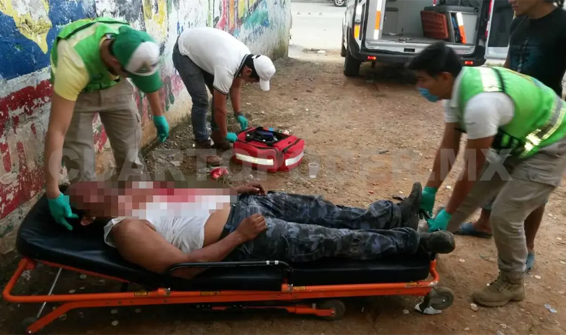 Lo golpearon por no compartir la botella de licor