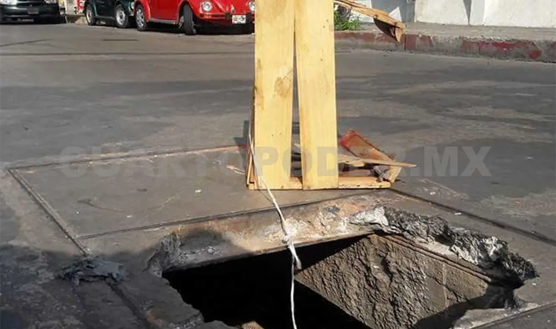 Alcantarilla genera molestias a conductores, en el Centro de Tuxtla