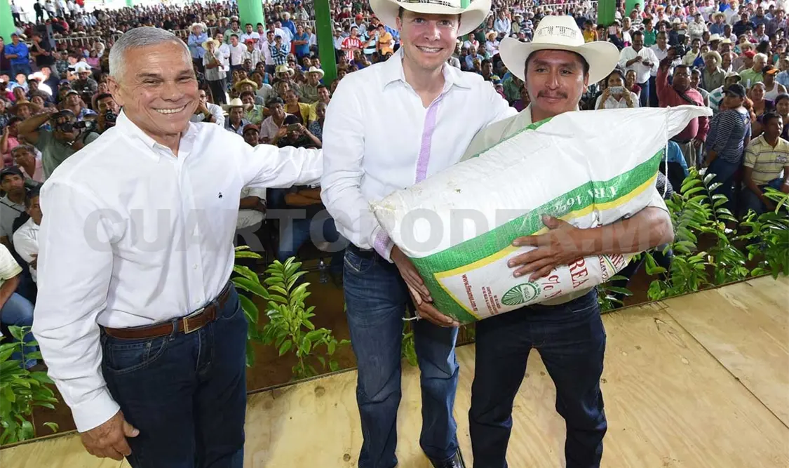 El gobernador Manuel Velasco Coello entregó apoyos para el campo. CP