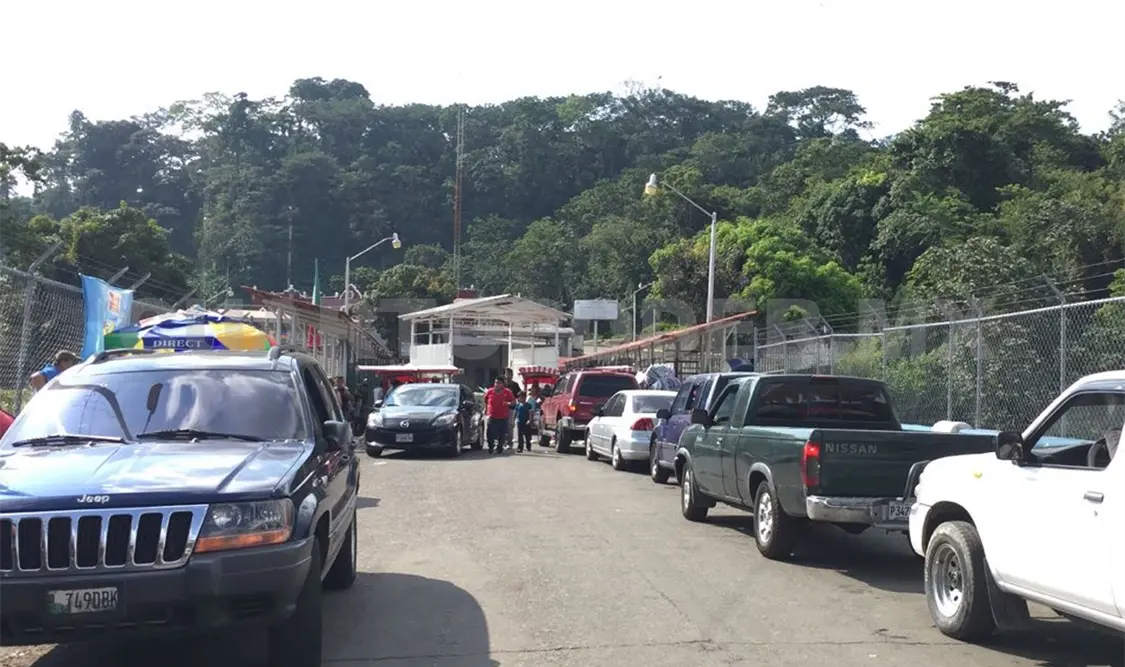 Cientos de vehículos procedentes del país vecino hacen largas filas en la Frontera de Guatemala. CP