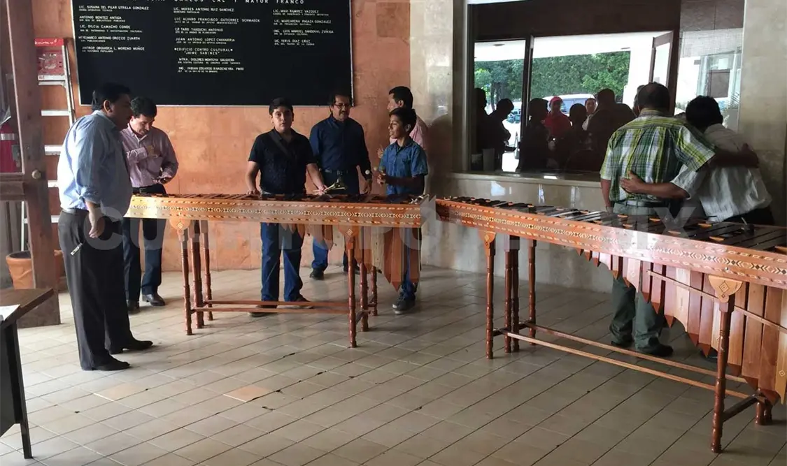 En el acto de entrega de las marimbas. Cortesía