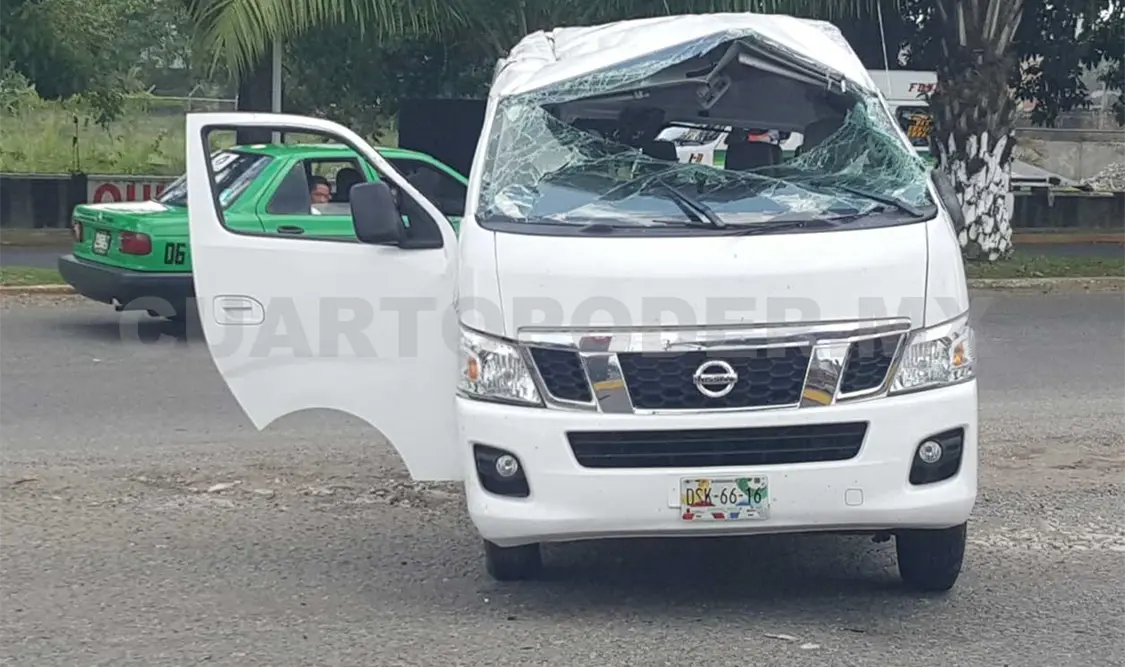 Así quedó la Urvan tras ser chocada por un Jetta en la 17ª Calle Oriente Prolongación de Tapachula.