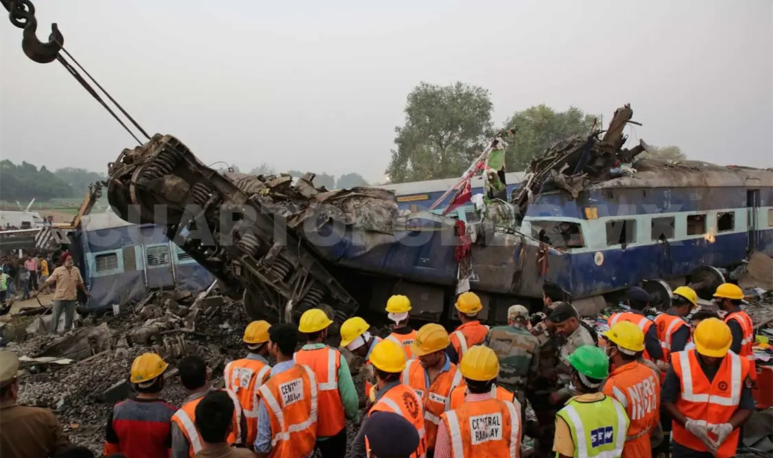 Descarrilamiento de tren deja 100 muertos en India