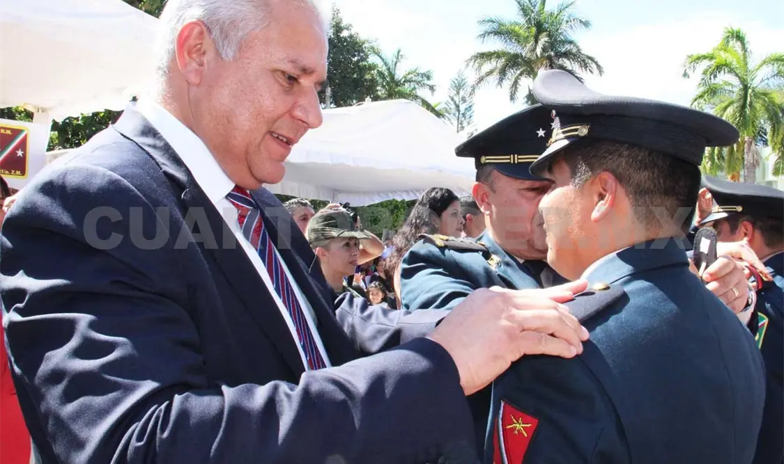 Entrega RLS insignias a personal militar