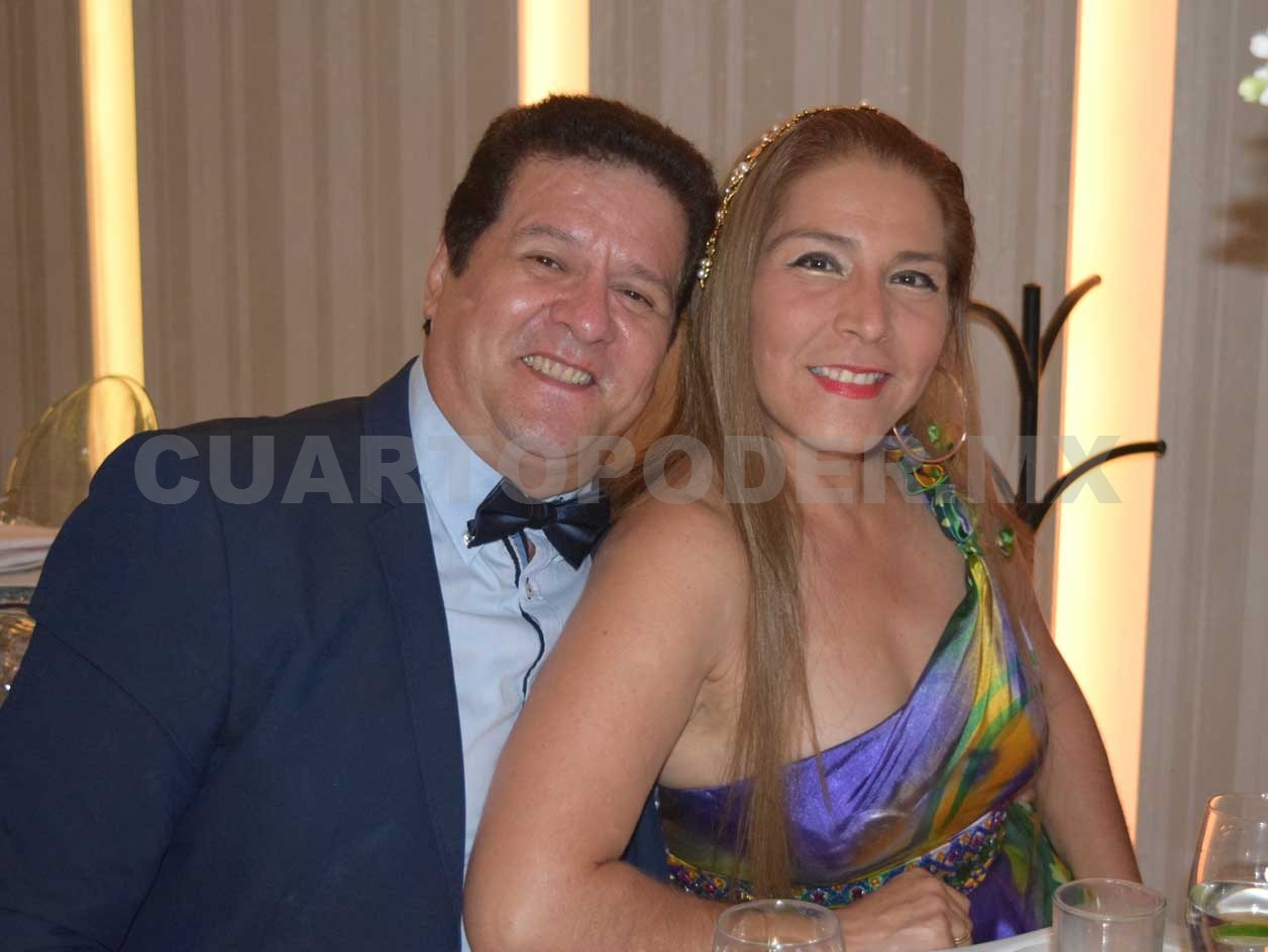Capitalinos asisten a cena de gala
