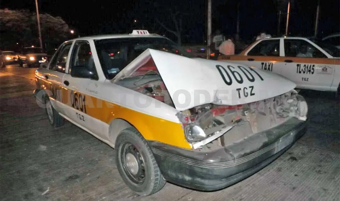 Dos heridos al chocar taxi con pick up