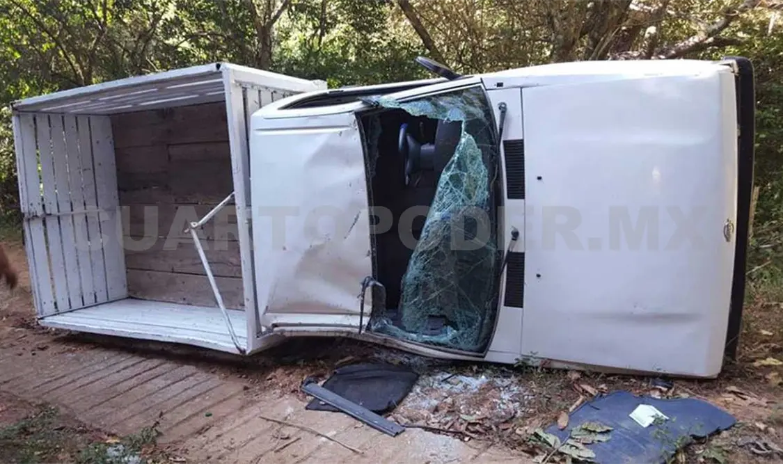 Fallece niño en volcadura