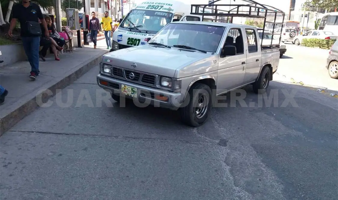 Se estrella colectivo contra camioneta