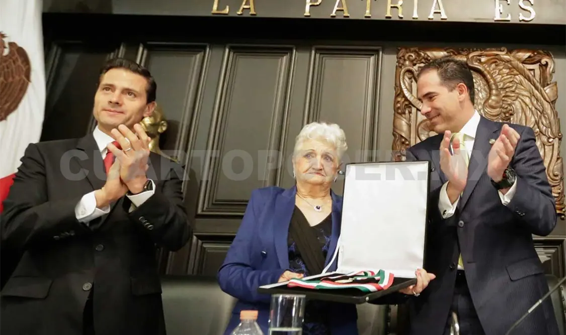 La señora Clitia del Socorro Cámara, madre de Gonzalo Rivas, recibió la presea. Notimex