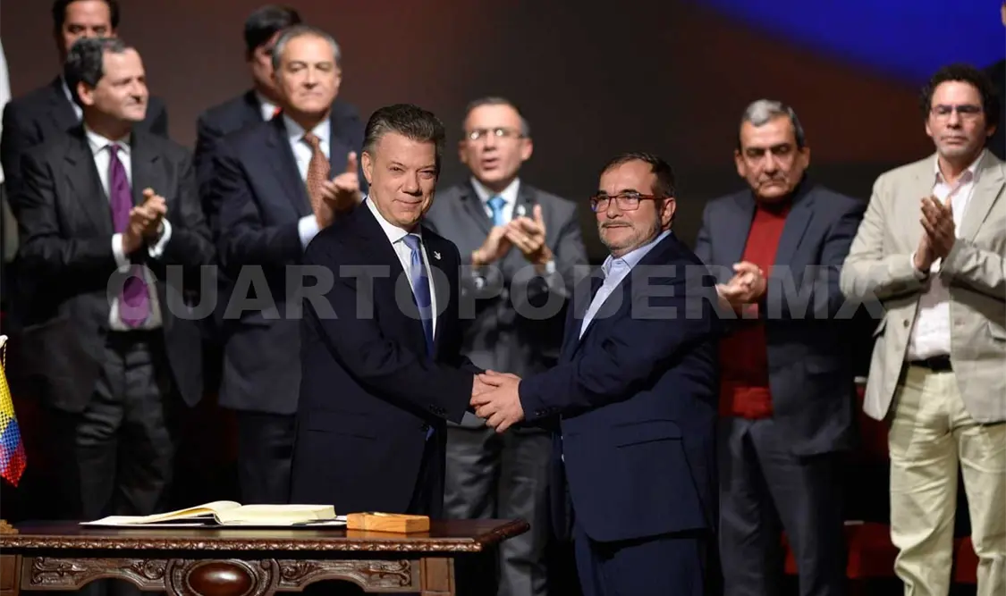 El presidente Juan Manuel Santos y el jefe de las FARC, Rodrigo Londoño, firmaron el Acuerdo. NTX