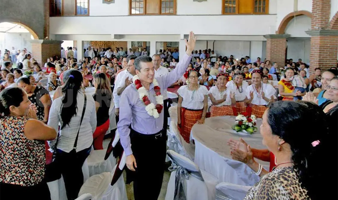 Rutilio Escandón entregó reconocimiento a profesoras, enfermeras y damas que han contribuido al desarrollo de su municipio. CP