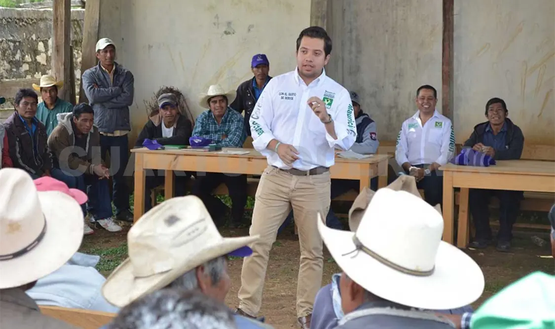 El legislador chiapanecos, combina su quehacer legislativo con el contacto con la gente, pues solamente mediante la cercanía social se puede privilegiar el desarrollo de los chiapanecos. CP