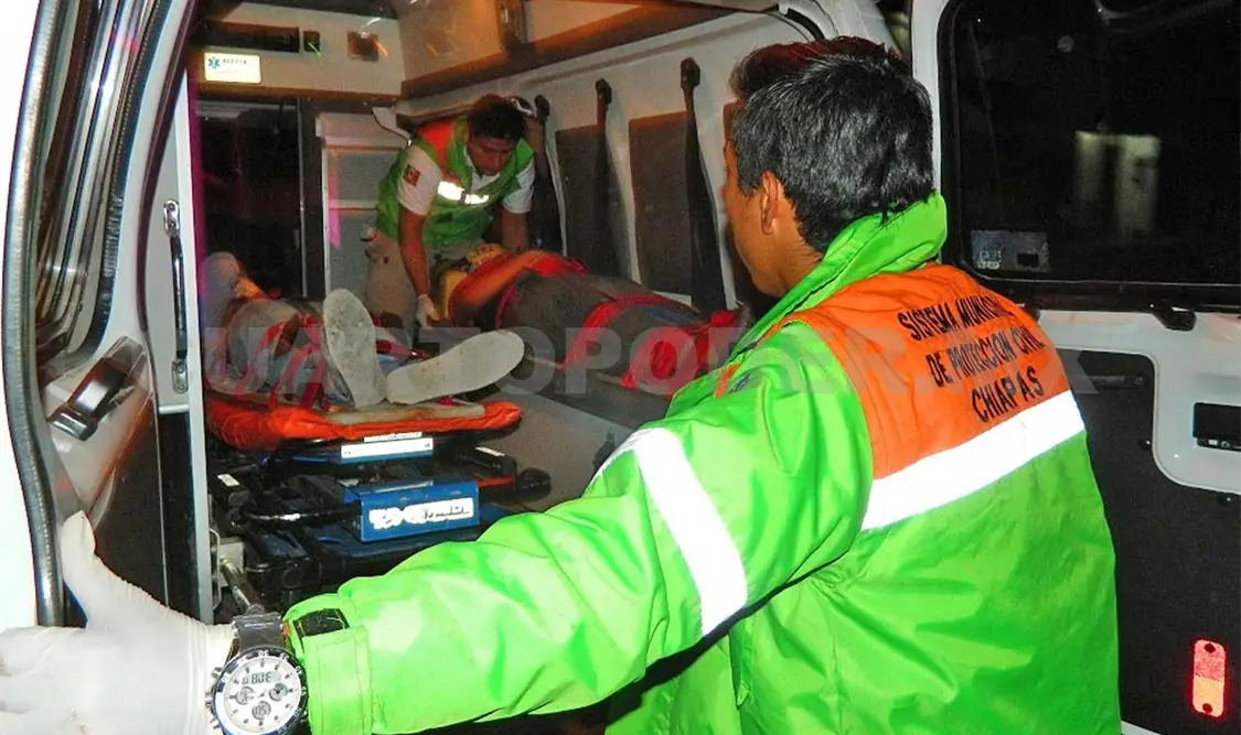 La ambulancia 21 de Bomberos y el camión PCAR-07. Avisaín Alegría / CP
