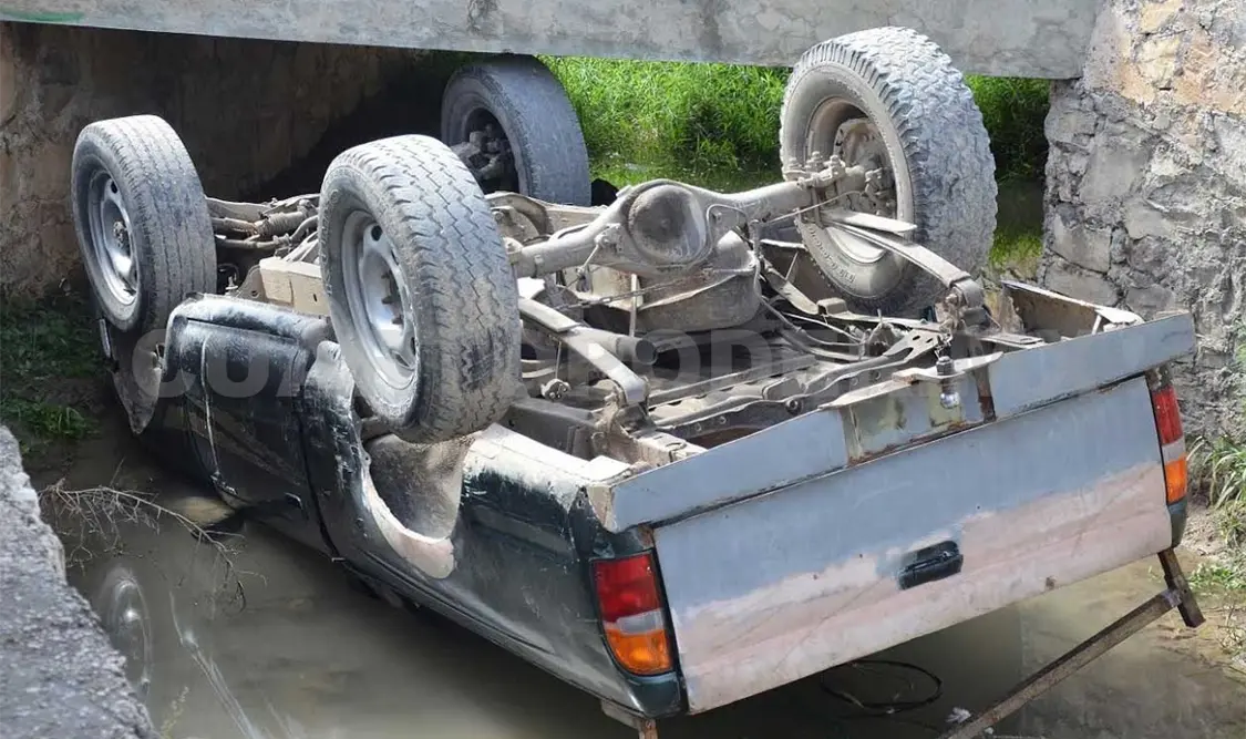 Vecinos dijeron que es la primera vez que un auto cae en esa canal.