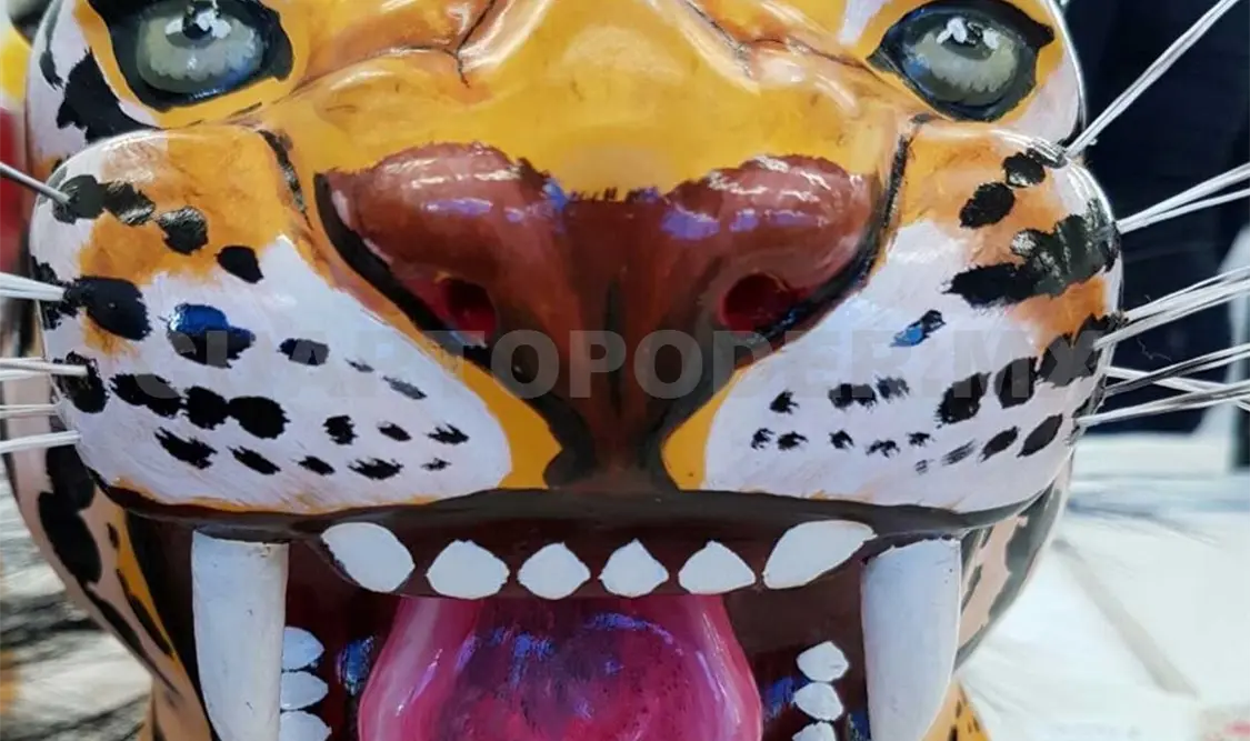 Una vez que la pieza de madera está lista, se empieza a dibujar y se utiliza la pluma de Guajolote, pelos de gatos y espina para trazar figuras.