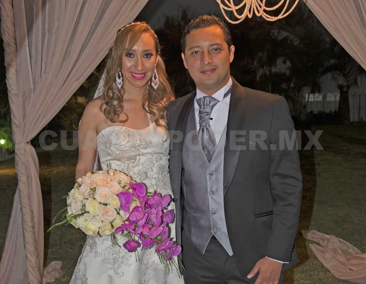 Feliz pareja se une en matrimonio