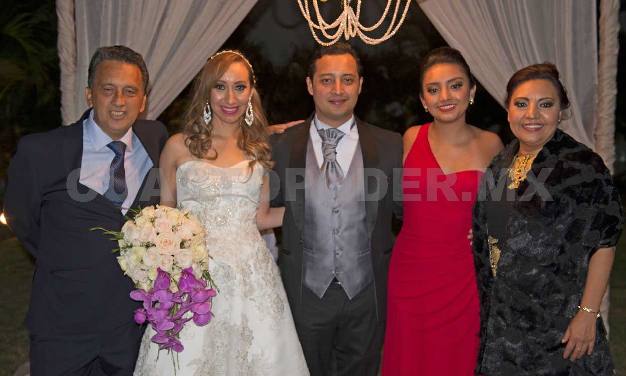 Feliz pareja se une en matrimonio