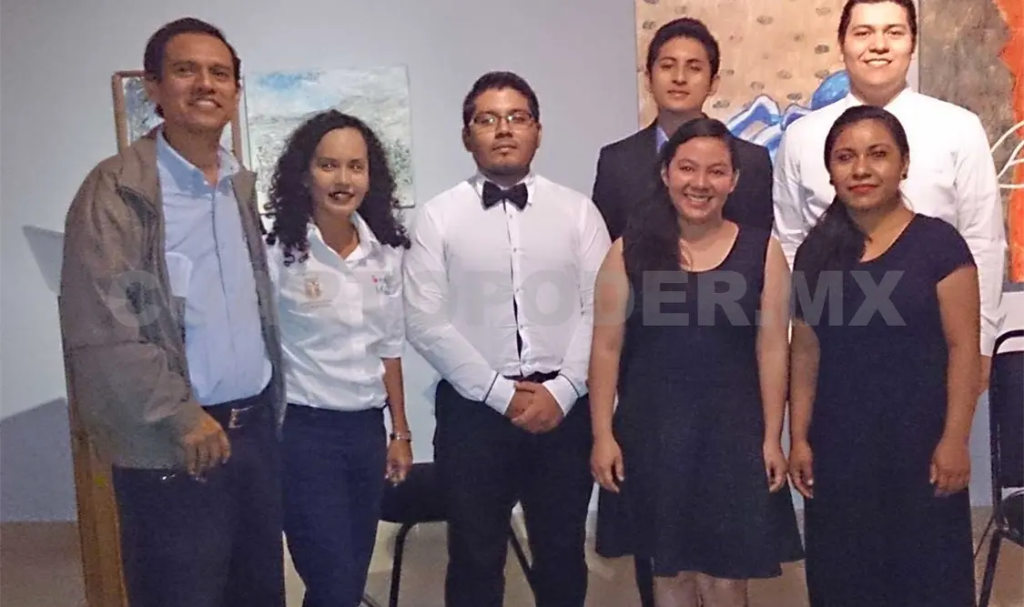 La licenciada en piano, Gloria Marroquín, invitó a los jóvenes a acercarse y contribuir al crecimiento de la música en Chiapas. CP