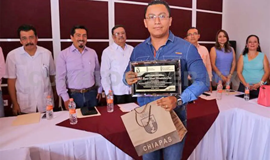 La Secretaría de Educación en Chiapas distinguió a docentes que fueron ganadores del concurso académico “Experiencias Educativas Exitosas 2016. CP