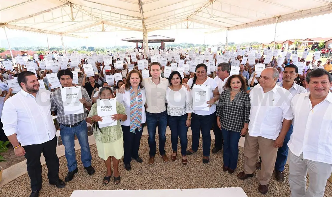 Velasco Coello aseguró que esto les permitirá a las familias el acceso a una mejor condición de vida además de un patrimonio que pueden heredar a sus hijos. CP
