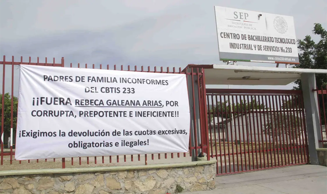 Padres de familia del CBTIS 233 pidieron la denuncia de la directora Rebeca Galeana Arias, quien ha hecho alarde de su poción al imponer altas cuotas de inscripción. Guillermo Ramos / CP