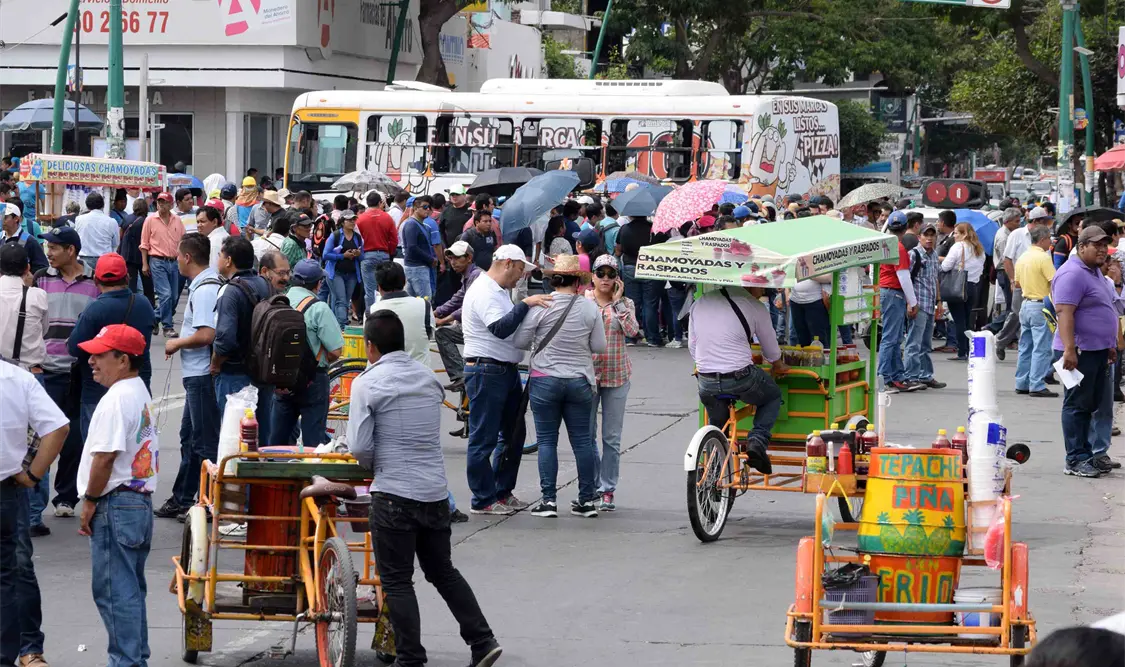 Cientos de maestros de secundarias técnicas tomaron la principal vialidad de Tuxtla Gutiérrez, en protesta por prestaciones y salarios adeudados desde 2013 a la fecha. Oscar León / CP