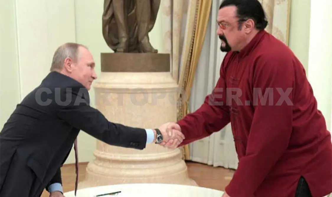 Putin entrega el pasaporte a Steven Seagal