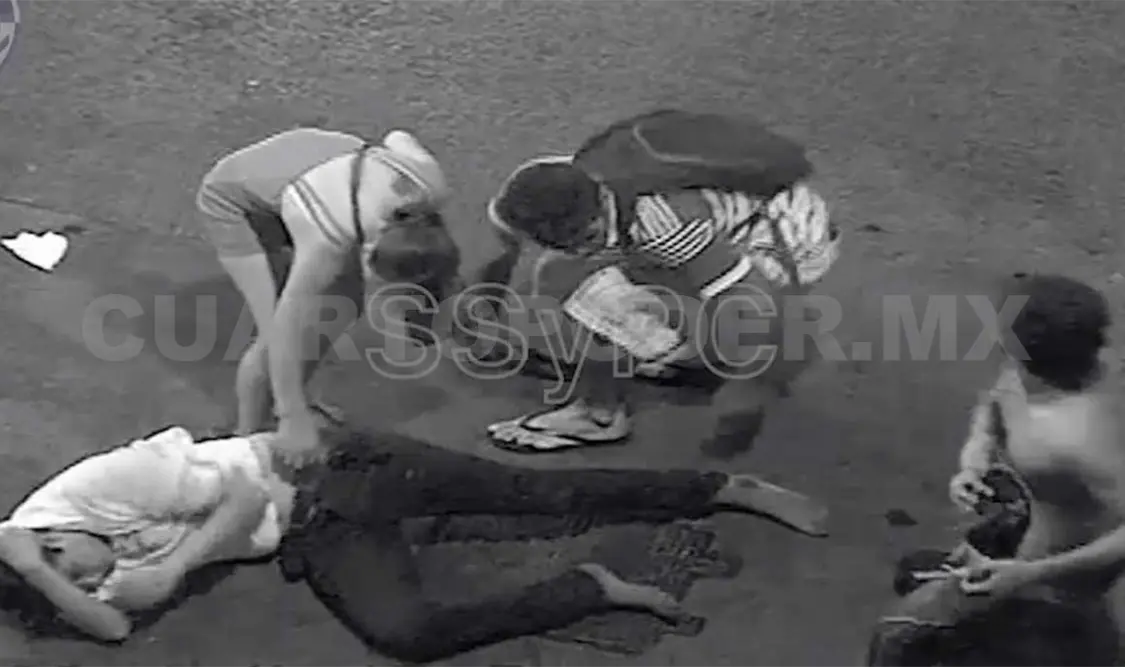 Aspectos del asalto y agresión que sufrió un transeúnte la madrugada de ayer en Tapachula, quienes fueron detenidos por policías.