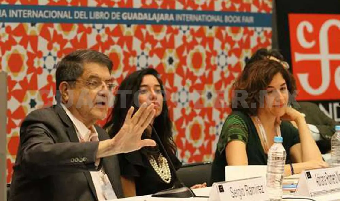 La mesa sobre el boom latinoamericano. Cortesía