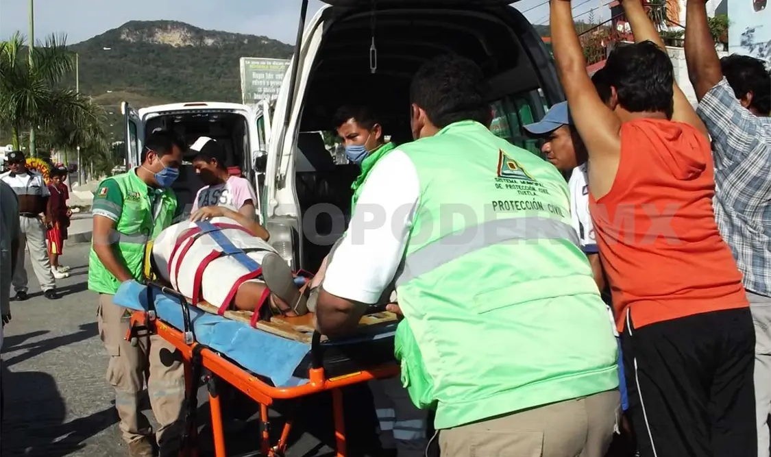 El colectivo 6915, destrozado tras el impacto, mientras la lesionada fue sacada del colectivo por atrás con fractura de clavícula, esguince cervical y múltiples golpes, para despúes ser trasladada en ambulancia. Avisaín Alegría / CP