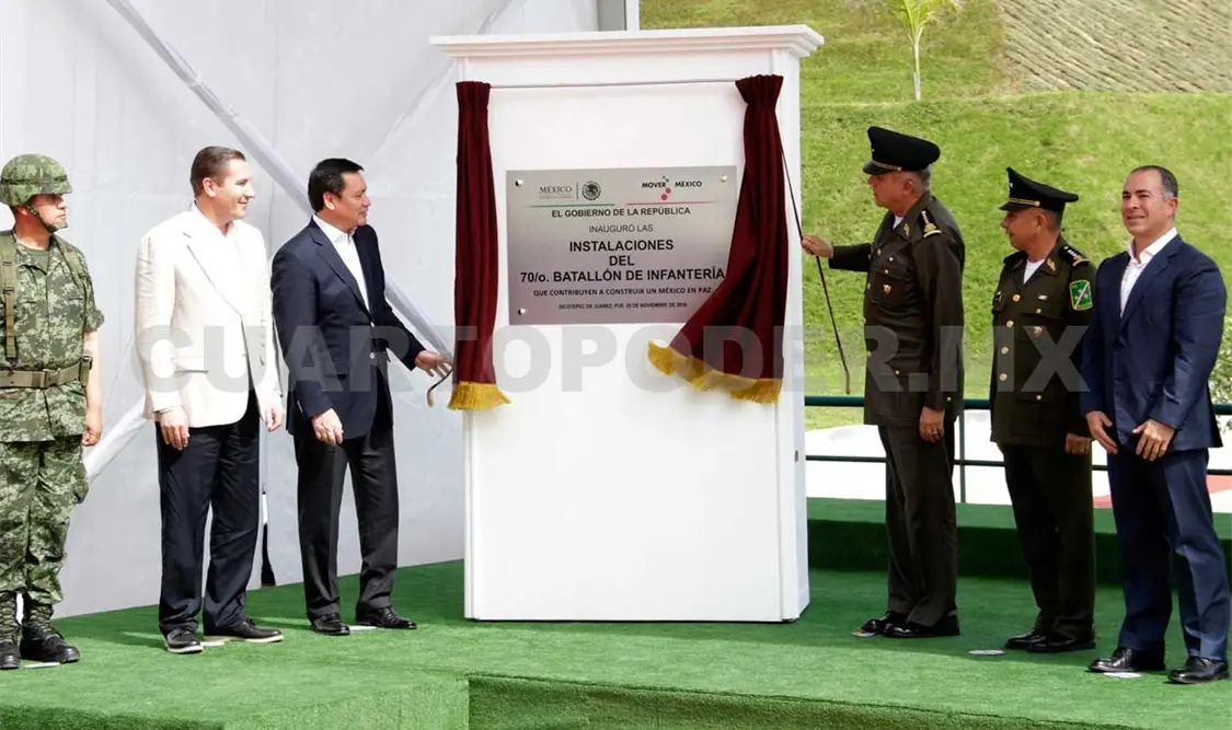 El secretario de Gobernación, Miguel Ángel Osorio Chong, inauguró las instalaciones del 70 Batallón de Infantería, a donde acudió el secretario de la Defensa Nacional, Salvador Cienfuegos. NTX