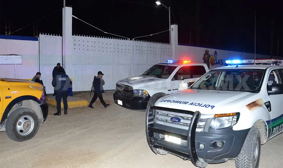 Policías se movilizaron a la empresa gasera GasCom que fue asaltada por dos hombres armados. Flor Cordero / CP